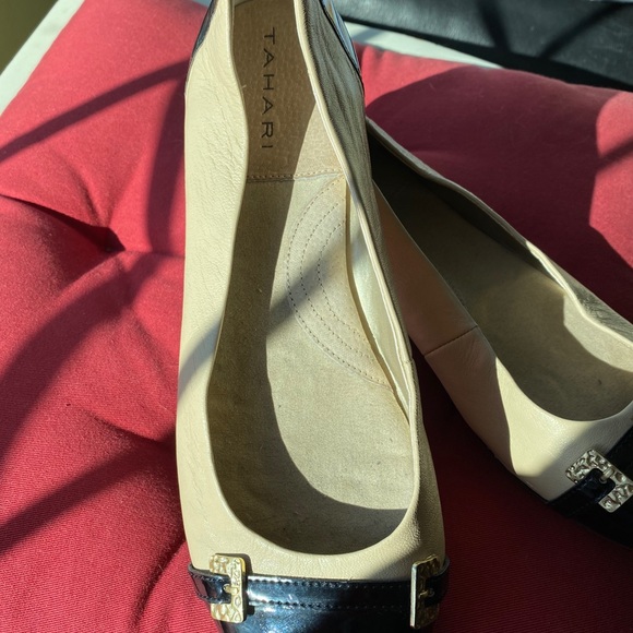 Tahari shoe in Tan & Black patten. - Picture 2 of 4